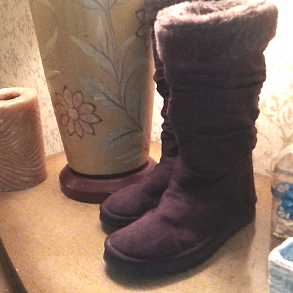 Like NEW Skechers Chocolate Suade/ Fur Top - Picture 4 of 12